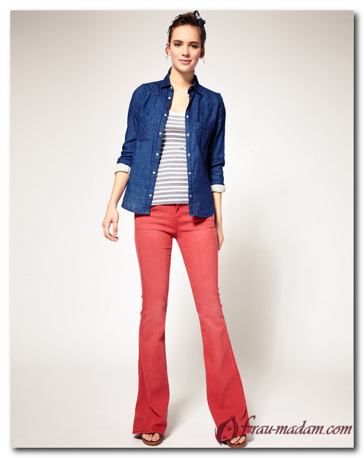  Сочетание красного и одежды из джинсовой ткани