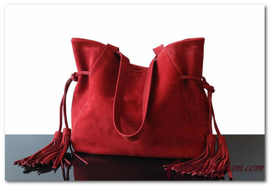 красная замшевая сумка
