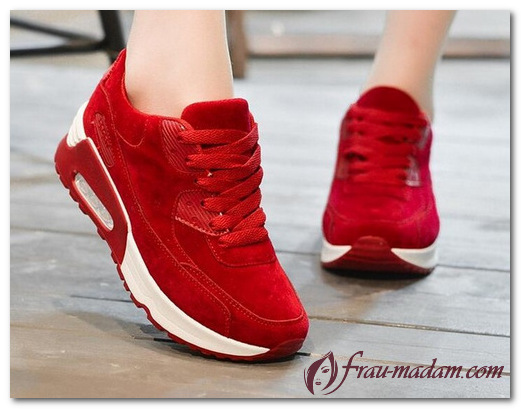 Красные кроссовки можно носить не только со спортивной одеждой!